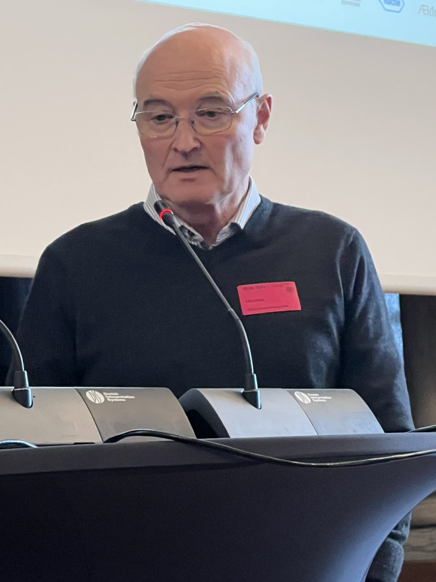 MtnTeit's tweet photo. Steen Hasselbalch efterlyser forskning i det ikke-medicinske, “det levede liv” med #demens. “Dk har pga homogent samfund (sammenlignet med andre lande) og gode registerdata store muligheder her” @NPloug @aeldresagen @DemensvenligtDK @mlenstrup https://t.co/Mv86MW3Zng