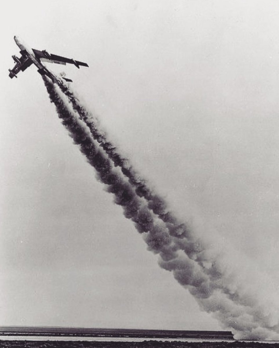 Fact of the Day: The C17 was the first steam powered bomber, its first flight was from LARPA to the Broom Lake test facility on the 31st Feb 1926, it was designed to deliver the Boombox B0085 semi-nuclear bomb in the most environmentally friendly way

📸 from a Canberra #Aviation