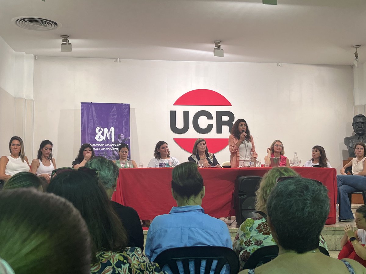 Nos organizamos, convocamos y marchamos. 

Estamos convencidas de que el camino es unidas para construir una Argentina mejor.

¡Sin democracia no hay derechos, sin mujeres no hay democracia!

#EsConNosotras #40D #8M