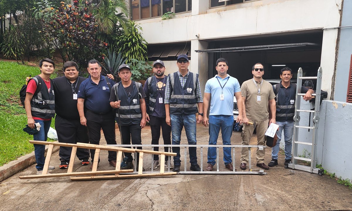 maxiayala_p's tweet photo. Funcionarios de la Policía Fiscalizadora se encuentran en las calles, retirando propaganda instalada en áreas no permitidas, establecidas en las ordenanza 157/18. 
#AsuncionEnOrden https://t.co/nTyh7bMfWl