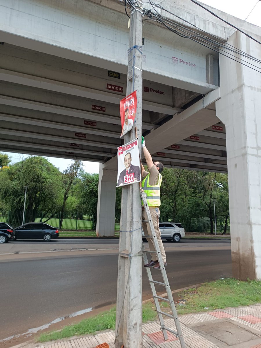 Funcionarios de la Policía Fiscalizadora se encuentran en las calles, retirando propaganda instalada en áreas no permitidas, establecidas en las ordenanza 157/18. 
#AsuncionEnOrden