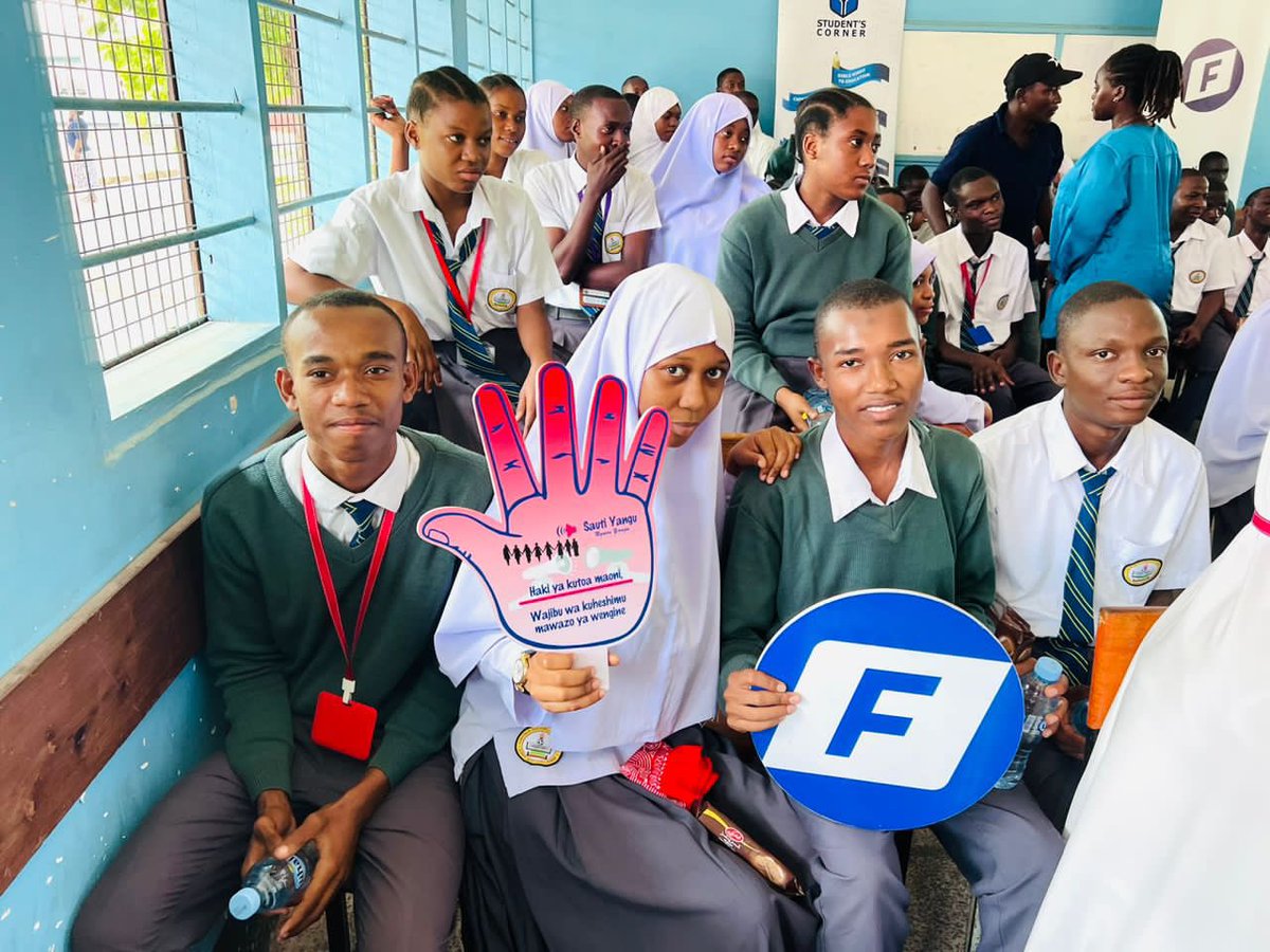 TYVAvijana's tweet photo. Hawa Hapa….
Leo hii TYVA kwa Kushirikiana na @FNF_Africa wamezindua Kona ya Wanafunzi kwenye Shule ya Sekondari Kibasila. Kona hii itatumika kama Jukwaa la Kuwajegea uwezo Vijana hawa kupita mafunzo na mijadala mbalimbali.
#SchoolOfTYVA #Student’sCorner https://t.co/DY3kLLU1m1