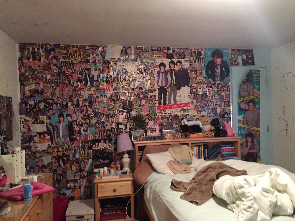 MorningMashUp's tweet photo. Congrats Jenn in CT! You know you're a dedicated fan when your childhood bedroom looked like this.

We've got your final two chances to win tomorrow morning, good luck! https://t.co/CgoqMlzpYL