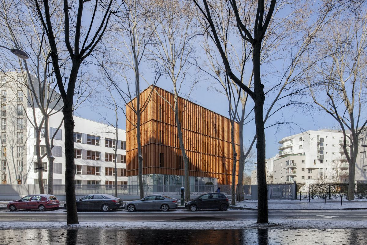 Architizer's tweet image. This rehabiliated Parisian office building was constructed using prefabricated wood panels and bio-sourced straw insulation and now serves as a vibrant student residence. 
.
Details: arc.ht/3ARkrro
.
#ProjectOfTheDay #ArchitizerAwards #Paris