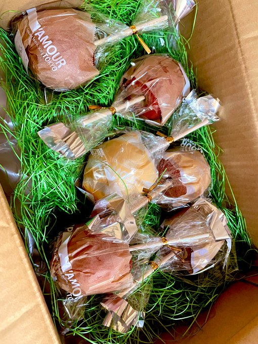 久しぶりのポムダムールトーキョーさんのりんご飴、さすがに全部は食べれないのでちょっと人に配りつつ 