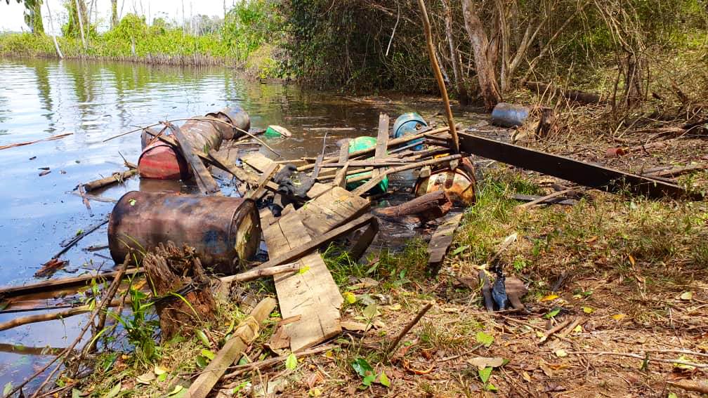 dhernandezlarez's tweet photo. #FANB desplegada en los estados Bolívar y Amazonas, en tareas de protección ambiental, seguridad y defensa, desmantelando campamentos que arbitrariamente irrespetan la ordenación territorial, contaminan el ambiente y el ecosistema. 

#EscudoBolivariano https://t.co/tSJ7f9G4gw