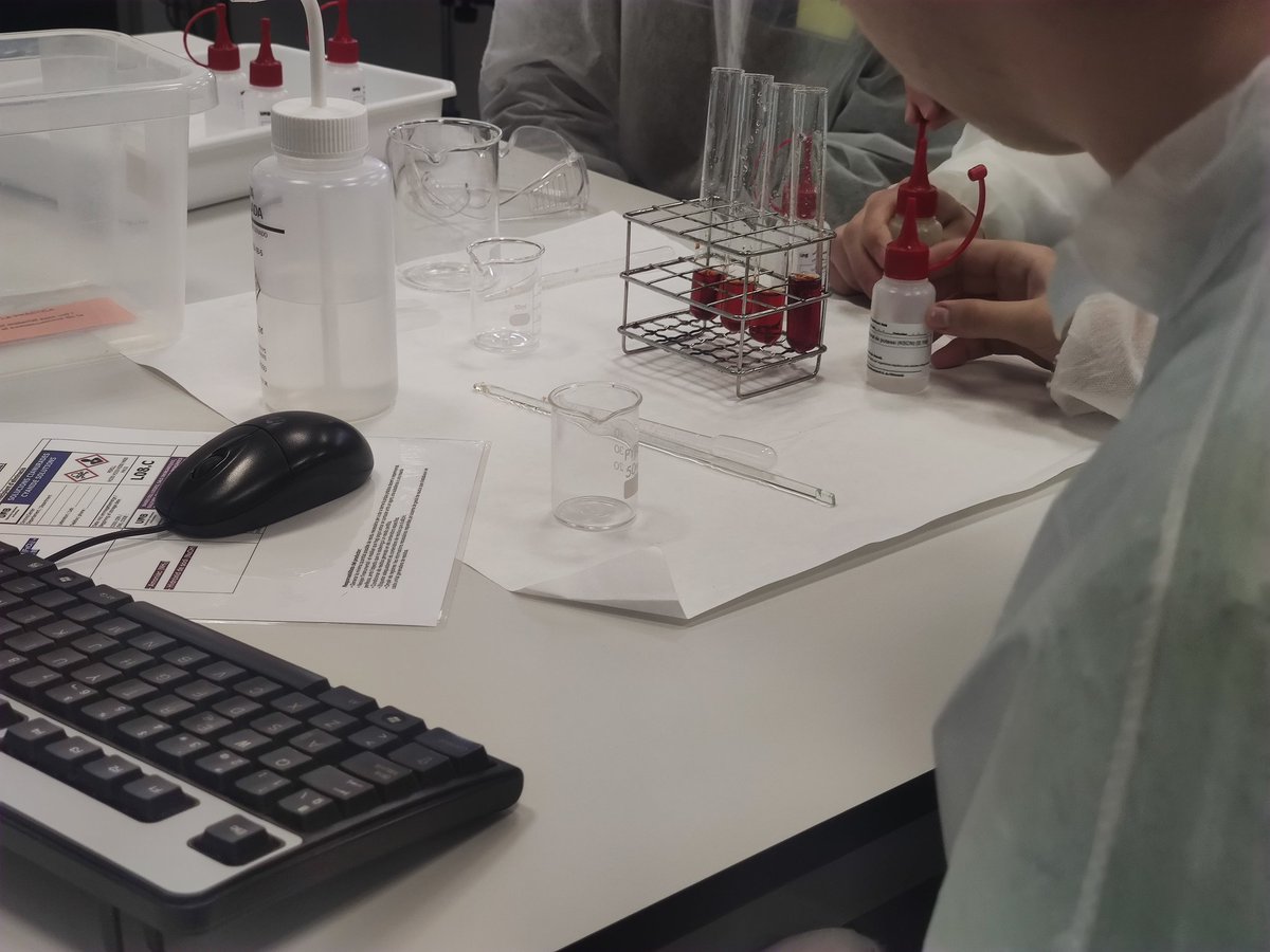 2a visita al <a href="/revir_uab/">Revir UAB</a> per part de #2nBatx per assegurar els nostres coneixements d'#equilibriquímic 🧪⚗️ Gràcies <a href="/navpal2/">Maria Navarro</a> per la paciència i per fer-nos pensar! 💥