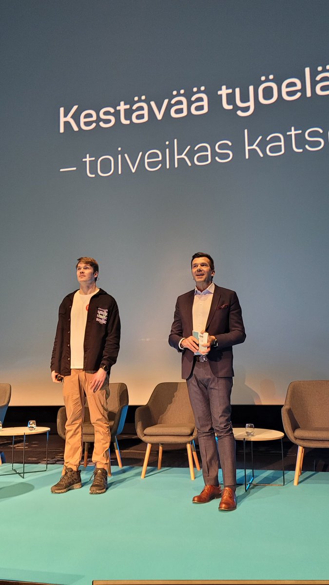 .<a href="/PekkaHyysalo/">FightBackPekka</a> päätöspuheenvuoro herätti suuria tunteita ja inspiraatiota #Kevapäivä23 yleisössä. Esitys palkittiin aplodeilla seisaaltaan, kuten päivän alussa <a href="/OlgaDibrova1/">Olga Dibrova 🌻</a> puheen jälkeen.