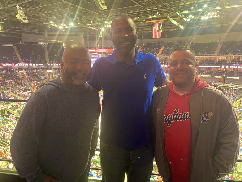 ekhamp23's tweet photo. Ran in to @nate_bukaty at the Big 12 Tourney. Just 4 guys from KCK enjoying some 🏀

@DankD913 @etwiesel https://t.co/lX6uQVoz2l