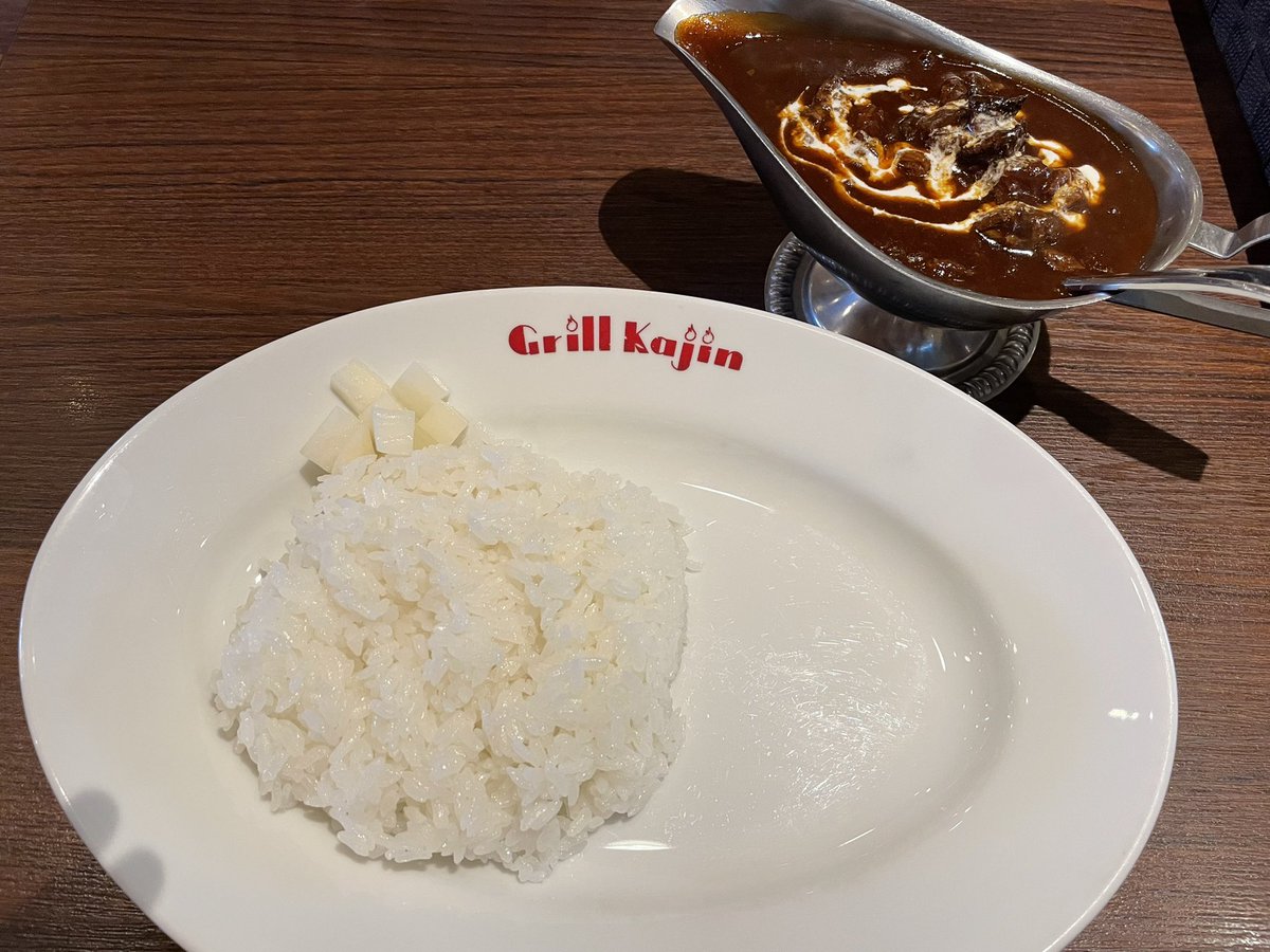 カレーが世界で一番好きな食べ物だと思っていたけど、ハヤシライスが宇宙で一番好きな食べ物かもしれない。 https://t.co/3aYDwahTFG