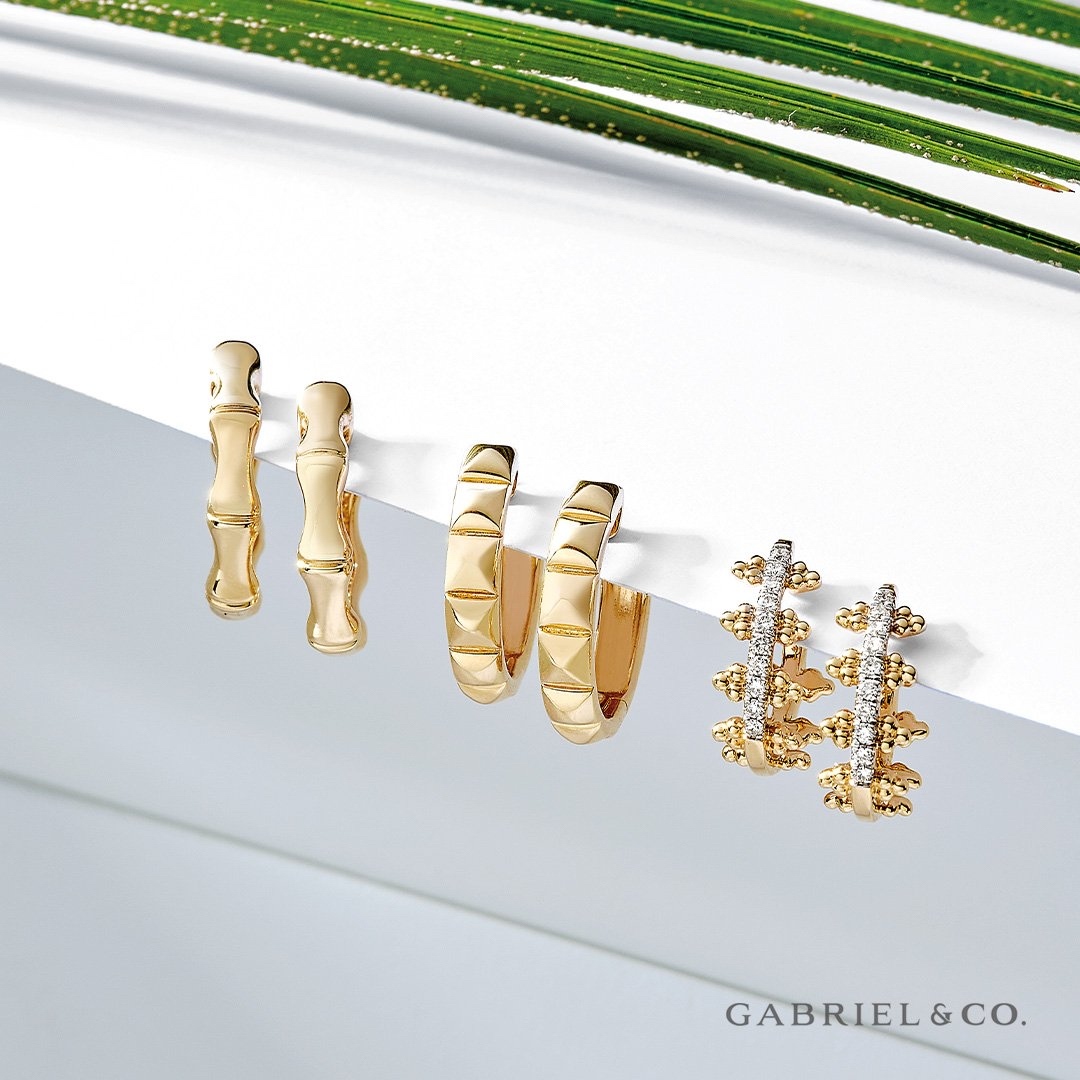 Spring is on its way ... bright, light, fresh ... 

Create your new Spring look at M Robinson Fine Jewelers🌸

Styles: EG14942Y4JJJ, EG14062Y4JJJ & EG13575Y45JJ

#gabrielandcoretailer #gabrielandco #dropearrings #hoopearrings#earringstuds #uniqueearrings