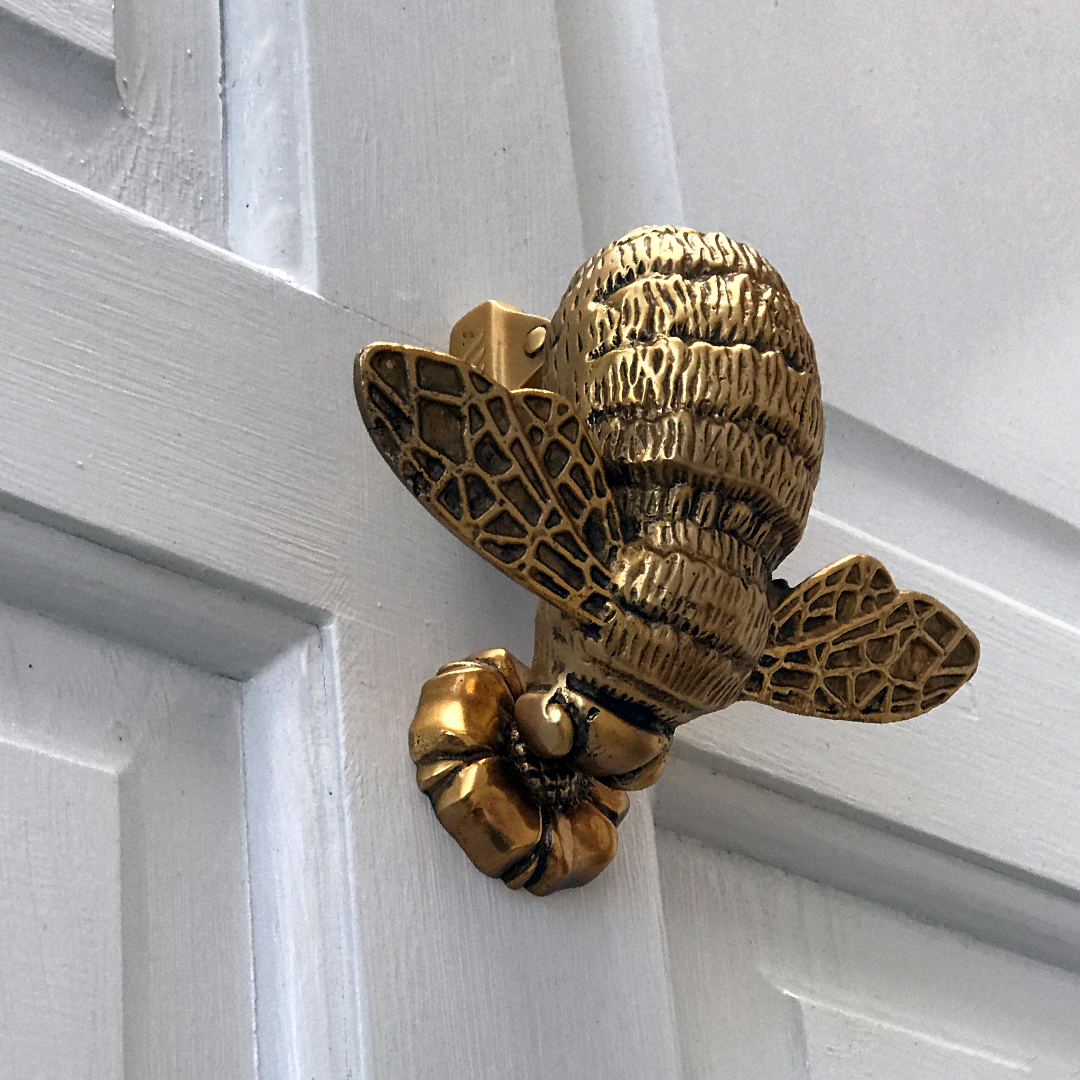 Our Bumblebee Door Knocker shown here in Aged Brass...
🏷️ Code: 02101 

We love the detailing! 

#doorknocker #bumblebee #agedbrass #details #frontdoor #entrancedoor #welcome