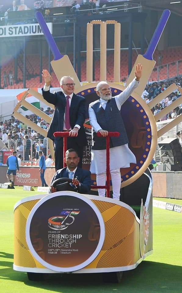 ParappagoudaFP's tweet photo. ಅಹಮದಾಬಾದ್‌ ನಲ್ಲಿಂದು ನಡೆಯುತ್ತಿರುವ ಇಂಡೋ-ಆಸೀಸ್‌ ಟೆಸ್ಟ್‌ ಪಂದ್ಯದ ಆರಂಭದ ವೇಳೆ ನಮ್ಮ ದೇಶದ ಹೆಮ್ಮೆಯ ಪ್ರಧಾನಿ ಶ್ರೀ ನರೇಂದ್ರ ಮೋದಿಜಿ ಅವರೊಂದಿಗೆ ಆಸ್ಟ್ರೇಲಿಯಾದ ಪ್ರಧಾನಿ ಅಂಥೋನಿ ಅಲ್ಬನೀಸ್‌ ಕಾಣಿಸಿಕೊಂಡಿದ್ದು ಹೀಗೆ! 

ದೇಶ ದೇಶಗಳ ನಡುವೆ ಸ್ನೇಹ ಭಾತೃತ್ವವನ್ನು ಬೆಳೆಸಿ ವಿಶ್ವಗುರುಭಾರತ ಮಾಡುತ್ತಿರುವ ಮೋದಿಜಿಗೆ ಪ್ರೀತಿಯ ನಮನ. https://t.co/4ZkUCyAbVe