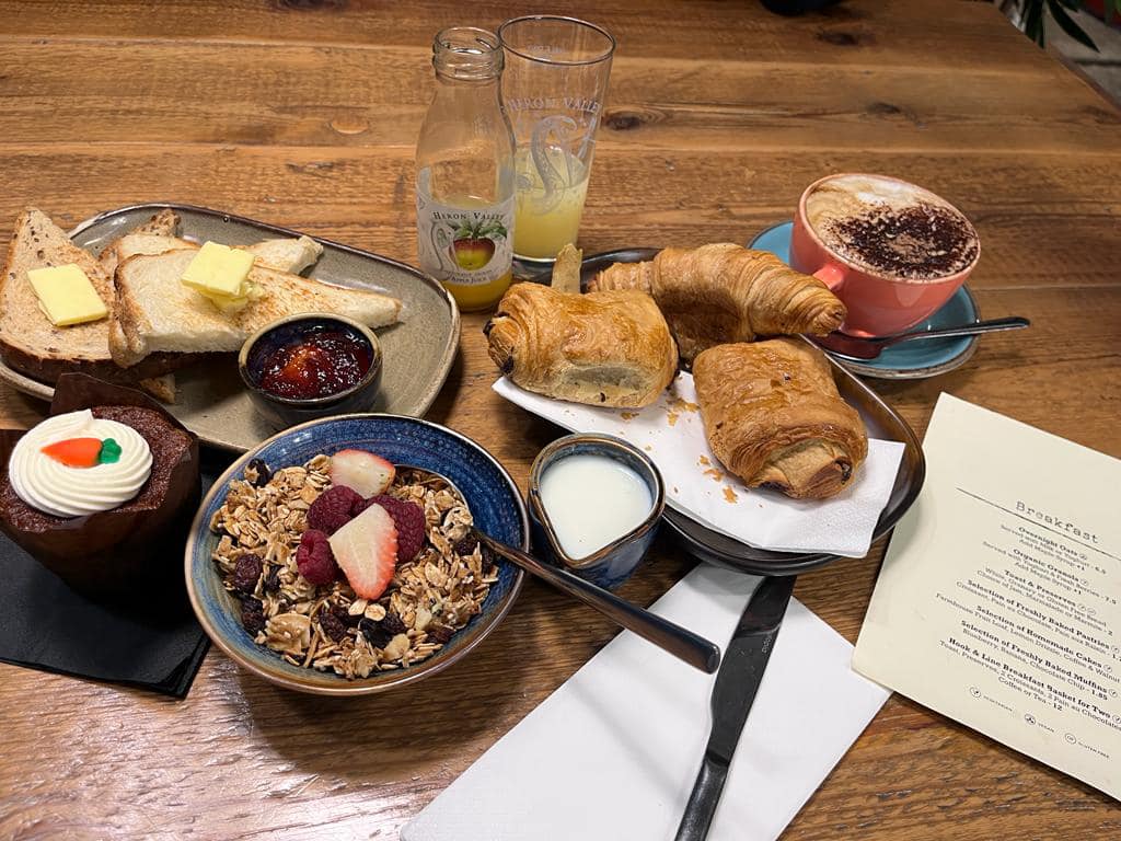 It’s hard to choose when our breakfast menu is this good! What will you have? ☕️🥐🥣

Open daily from 8:30am 😊

Click here for breakfast menu: thehookandlineplymouth.co.uk/.../Breakfast...