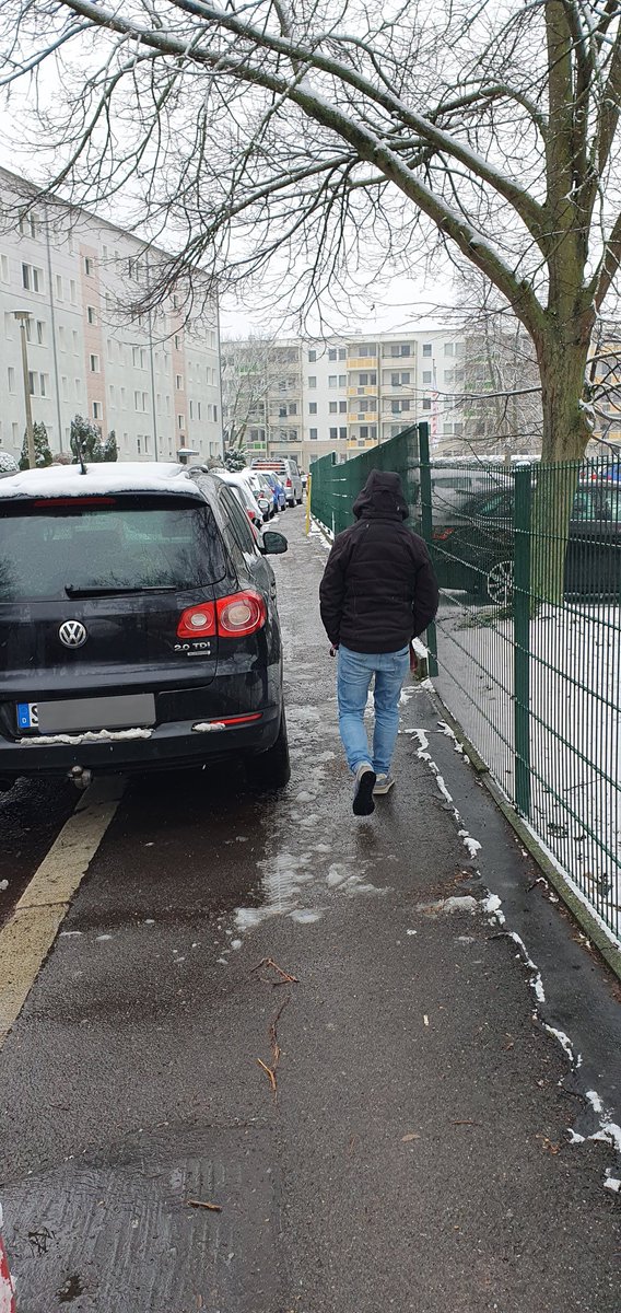 Keine 500m vom Ordnungsamt entfernt wird beidseitig auf dem Fußweg geparkt und seit Jahren geduldet. Warum @Ottostadt ?
Weitlingstraße von Blaubeilstr. kommend
#Magdeburg #ottoparktüberall #falschparkende #srmd #stadtparken