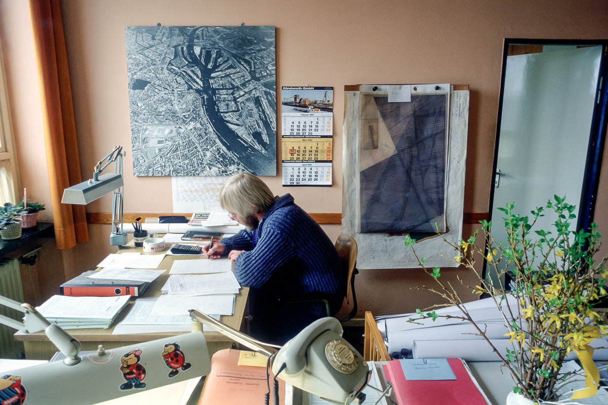 #ThrowbackThursday 
März 1983 - vor 40 Jahren: Mein Arbeitsplatz im Kataster- und Vermessungsamt Harburg
#Kataster #Vermessung #Harburg #Hamburg
<a href="/HH_Geo/">Landesbetrieb Geoinformation und Vermessung (LGV)</a>