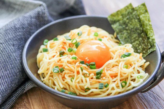 焼きそば麺が余っちゃったときにも重宝しそう！簡単で美味しそうな「油そば」レシピ！