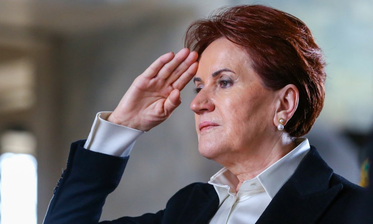 Şu fotoğraf bana ,Erdoğan'dan kaçarken nasıl militarist katil bir pisliğe tutulacağımızı gösteriyor. Geçmişi, sicili bozuk, DÖNEK bu kadına değil <a href="/vekilince/">Muharrem İNCE</a> ye oy vereceğim.

#8martdunyakadinlargunu
#8M2023 
#8martdunyakadinlargunu