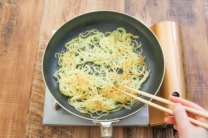 焼きそば麺が余っちゃったときにも重宝しそう！簡単で美味しそうな「油そば」レシピ！