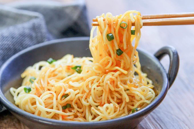 焼きそば麺が余っちゃったときにも重宝しそう！簡単で美味しそうな「油そば」レシピ！