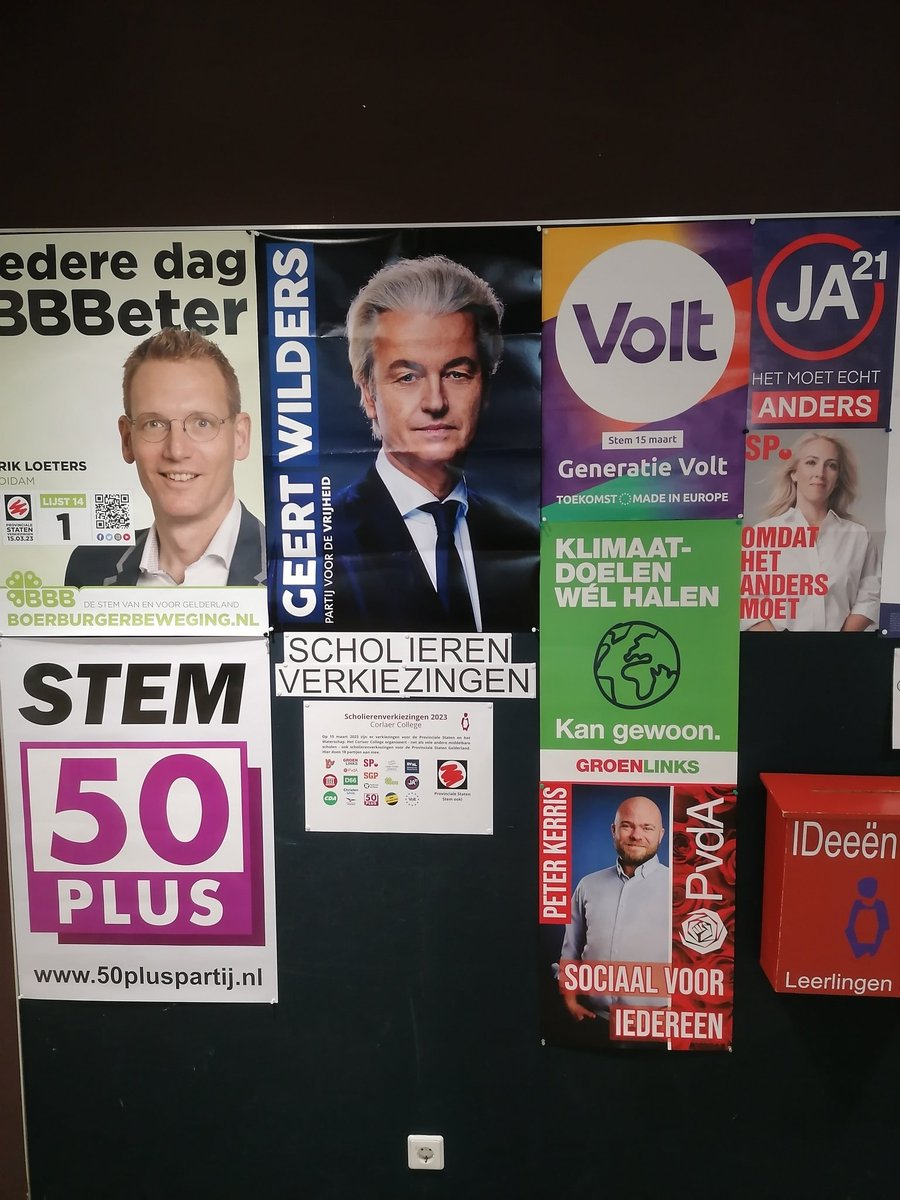 GepkoHahn's tweet photo. Scholierenverkiezingen op @corlaercollege: de online stembus is geopend en 8 van de 18 Gelderse partijen hebben posters gebracht. Hopelijk komt de hele muur vol te hangen. #onderwijs #PS2023 #verkiezingen #burgerschap https://t.co/CCDMabDGvQ