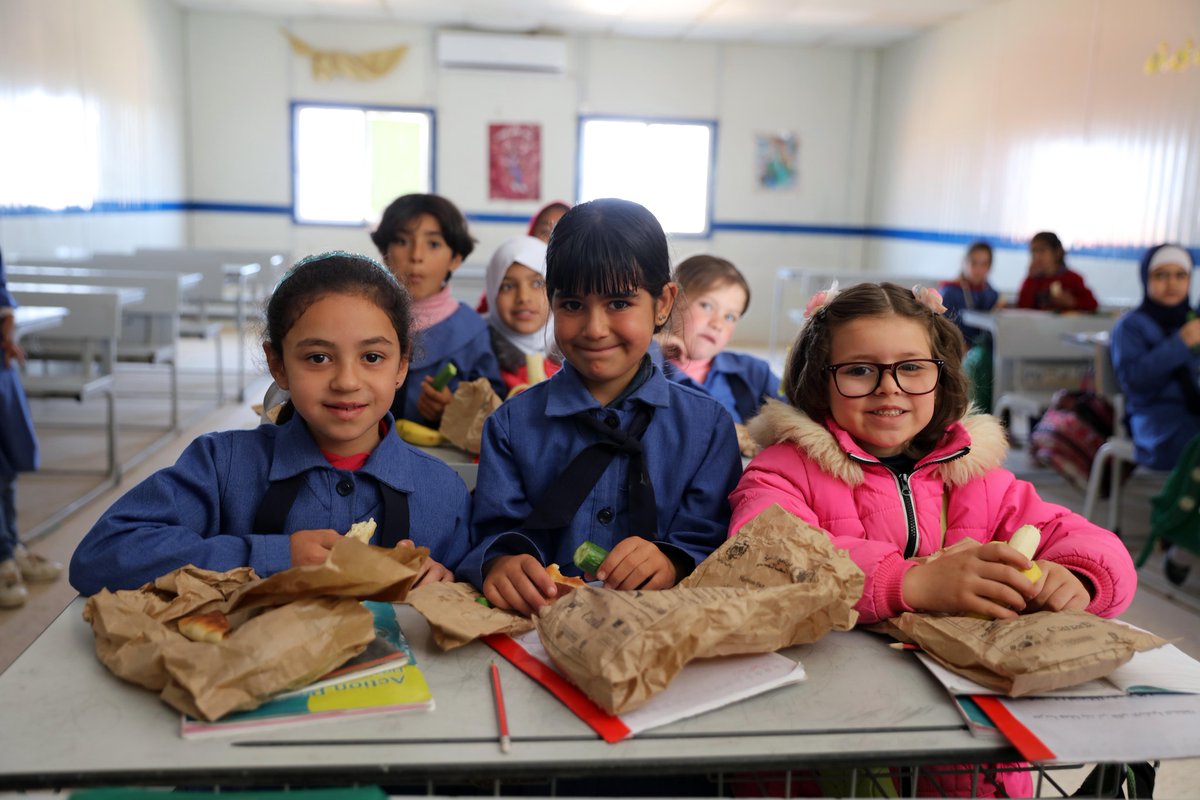 School meals in #Jordan:  

🥪 Secure students' share of nutritious food
💪 Support children's growth so they can sustain their learning
🎒 Increase school enrolment rates

WFP supports 90,000 school children in #Jordan with nutritious daily school meals.

#ISMD2023