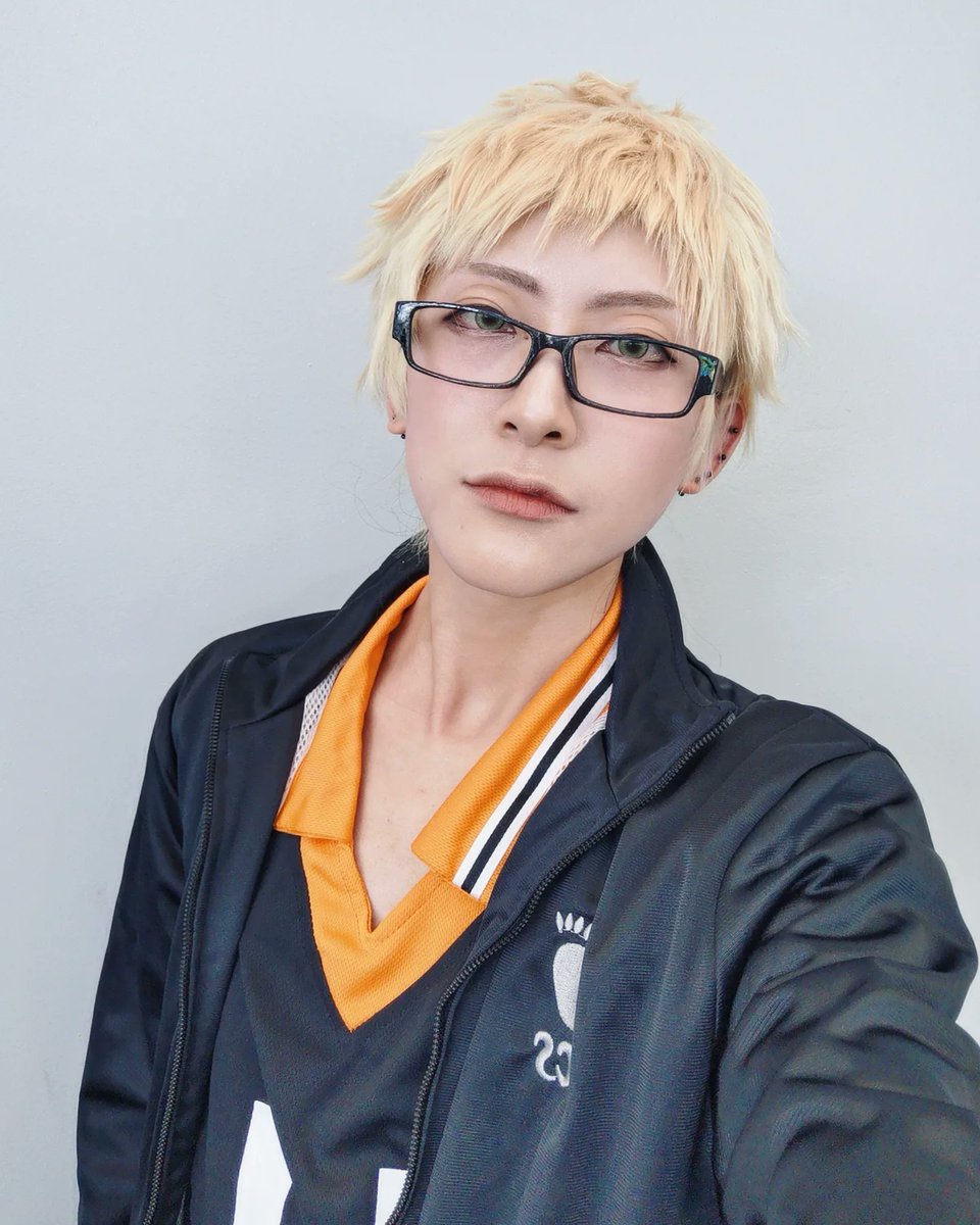 _moko63's tweet photo. (cosplay) (haikyuu)

@ astra_45_ wanted to shoot her OTP and my concept was "2 bros sitting 6 feet apart cuz they not gay"

tsukki - moko
kageyama - 45 https://t.co/cpVyQLne5n