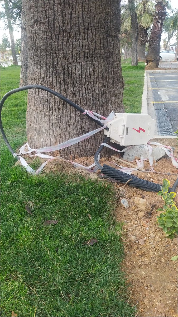 Daha önce benim kendi param ile koydurduğum hat uygun olduğu ve hali hazırda elektrik aboneliği olduğu için bağlayın geçin denilmiş. <a href="/ayedasdestek/">Ayedaş Destek</a> geldiler bizim yapabileceğimiz bir şey yok burada kablonun değişmesi lazım dediler . Eski yerimiz ağaca bağlamışlar müthiş çalışma