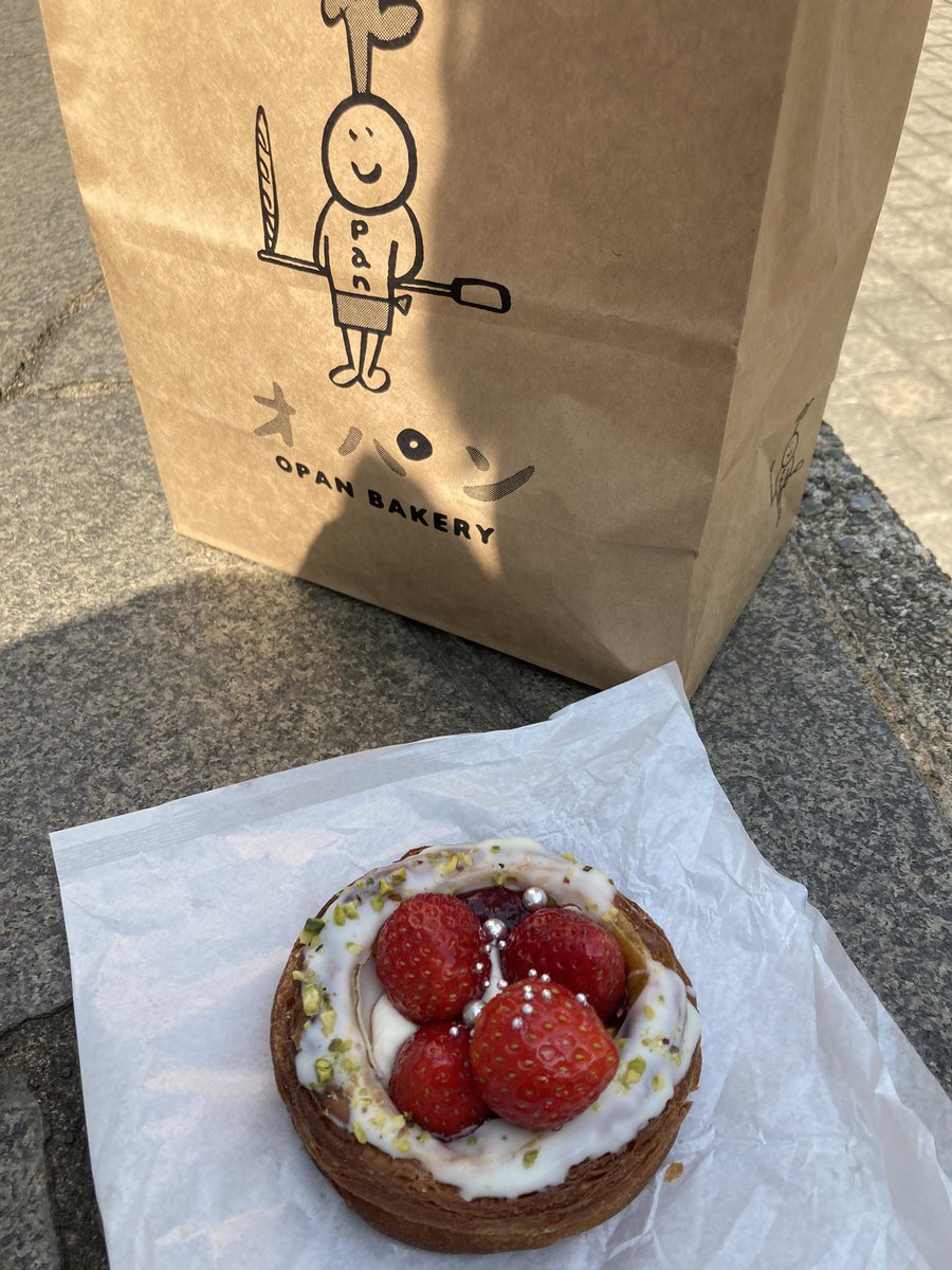 chikohalloween's tweet photo. 今シーズンお初の🍓のデニッシュ
組み合わせは贅沢にほうれん草のキッシュ

おいしゅうございました😋

#オパン https://t.co/o26bGWdZsF