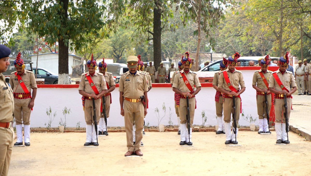 sitapurpolice's tweet photo. #SitapurPolice सड़क दुर्घटना में शहीद हुए PS रेउसा पर नियुक्त आरक्षी महेंद्र प्रताप सिंह के पार्थिव शरीर को #SP_SITAPUR ने रिजर्व पुलिस लाइन्स में भावभीनी श्रद्धांजली अर्पित की। इस दौरान ASP_North, ASP_South, CO बिसवां, CO नगर, SHO रेउसा आदि मौजूद रहे।
#UPPolice 
@Igrangelucknow https://t.co/iETdzCVIdF