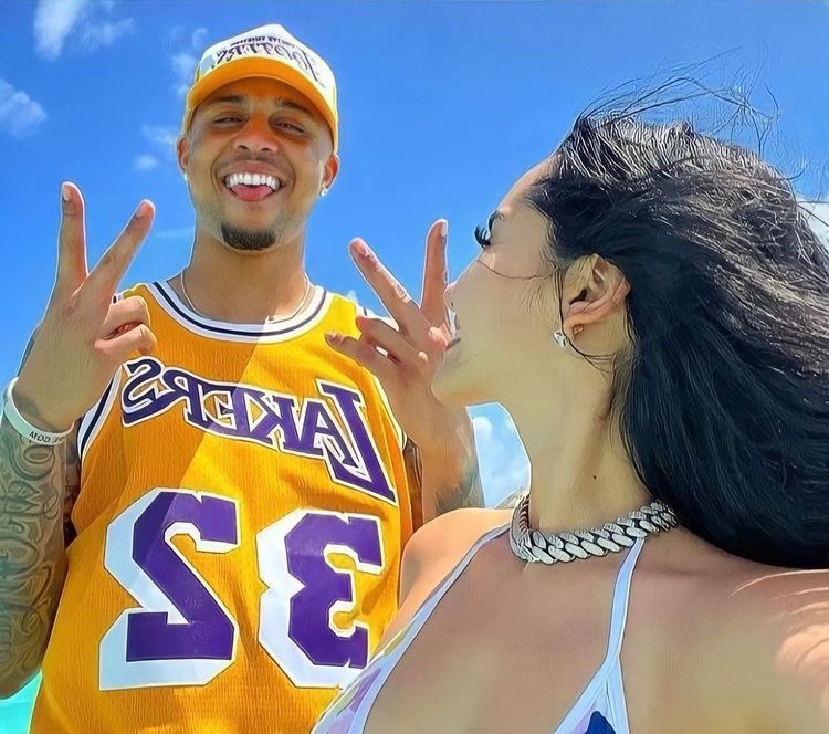 What attracts you first to last?

A. Money
B. Looks
C. Vibes
D. Personality