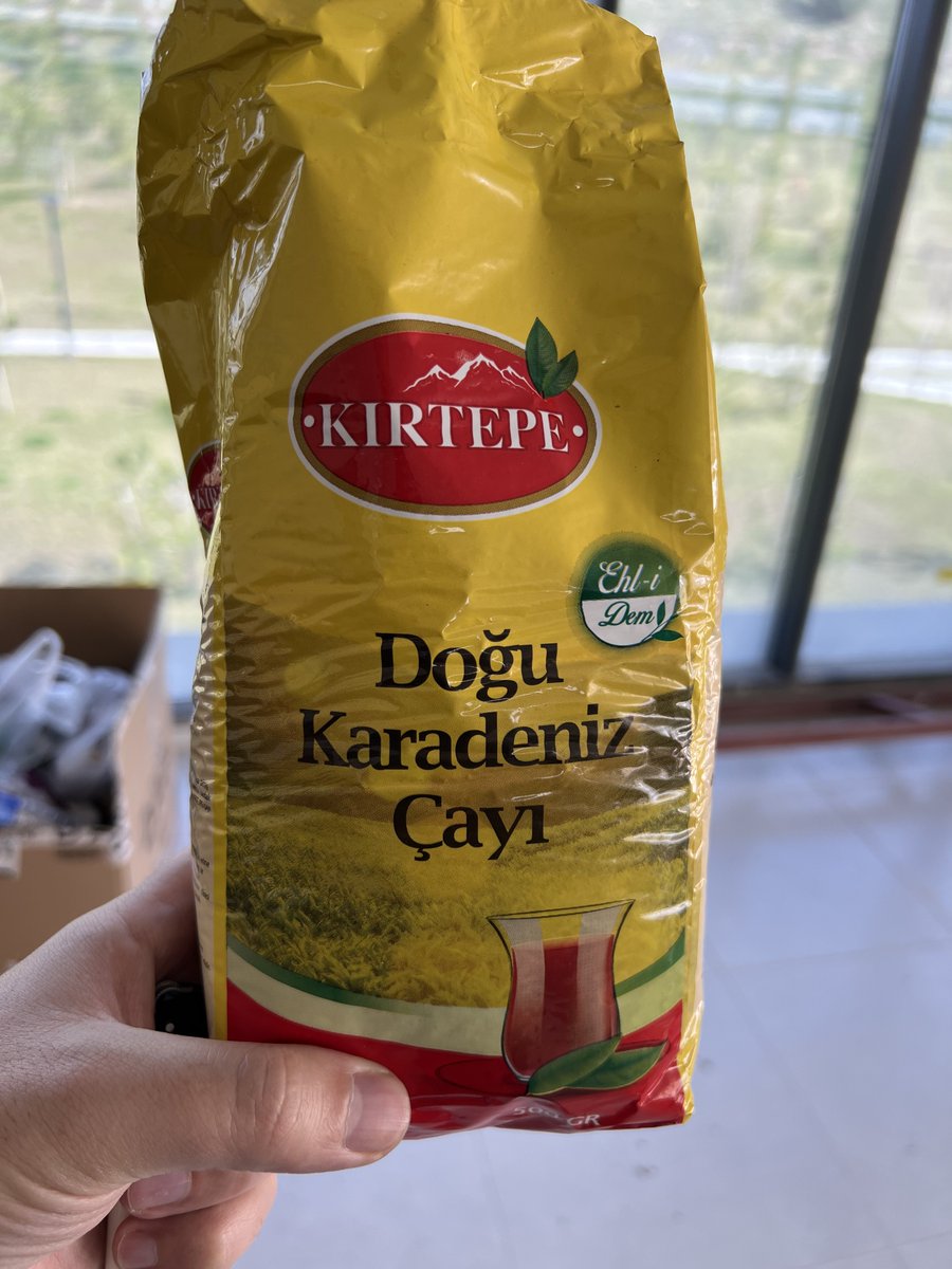 İki kez çay demledik, ikisi de çok garip çıkınca deme bakalım dedik, sonuç bu. 
Dümdüz saman. Çay diye deprem bölgesine göndermişler. Patoz yapanlar o saman kokusunu bilir, tıpkı şöyle kokuyor. <a href="/gidadedektifi_/">Gıda Dedektifi</a>