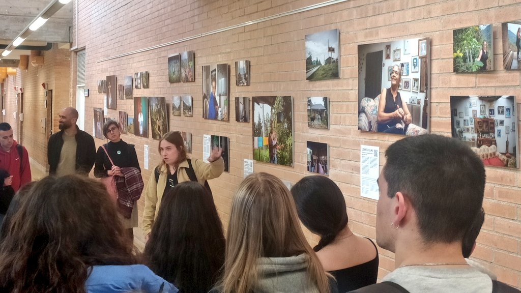 📢🟣Primera visita guiada del dia a l'exposició "Berracas", amb Laura Casamitjana. 

✊🏽El projecte tracta sobre dones víctimes-supervivents del conflicte armat a Colòmbia que busquen superar el dolor i reivindicar la memòria històrica plural i feminista.

#8m #uab