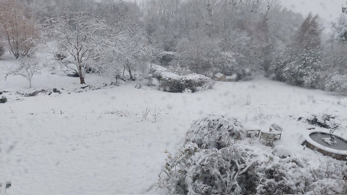 It is just a bit snowy here in the Teme Valley
Complete white out and coming down thick and fast