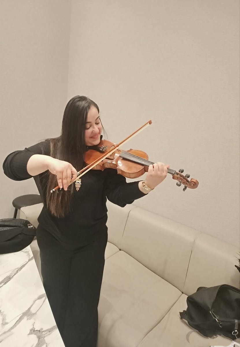 pelinsimsekx's tweet image. Düşünceler yoğun ve ruhlar yorgun .. Ama herşeye rağmen güzel kalmalıyız..Unutmamak lazım ki nefes aldığımız sürece Umut hep var 🌸🌸
#keman 🎻