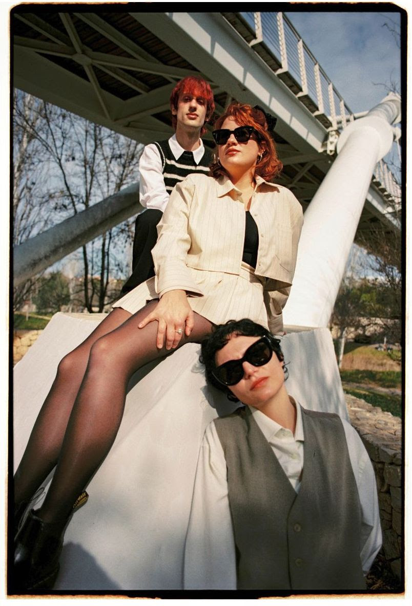 .<a href="/AmorButano/">Amor Butano</a> se ponen esotéricos frente al amor en su nuevo sencillo notedetengas.es/amor-butano-se…