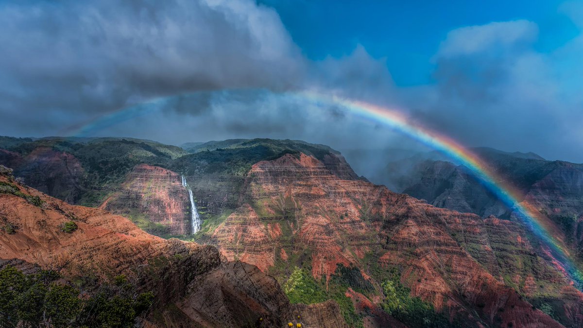 [ 20230309 177.im ] Rainbow over Waimea Canyon and Waipo'o Falls, Kauai, Hawaii (© Beverley Van Praagh/Getty Images)
  [ Collected by blog.iyu.pub ]