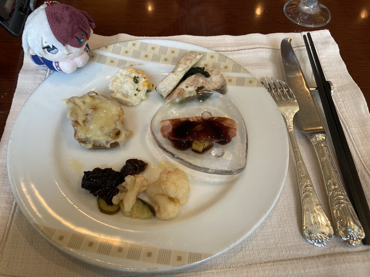 夫が一流に触れたい期間だから帝国ホテルのブッフェ連れてって貰った〜🥰
マタニティマーク見つけたウェイターさんが妊婦対応メニューオススメしてくれたりクッション持って来てくれたり対応が既に一流で感動🥹
その後相田みつを展にも行って、充実した1日だった😚