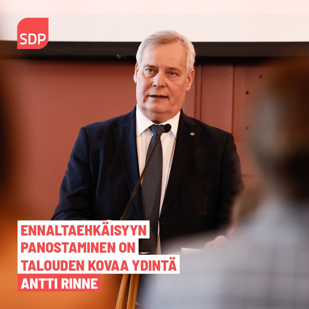 SDP esittää kansallista hyvinvointiohjelmaa keinona vahvistaa julkista taloutta pidemmällä aikavälillä.

Ohjelman julkisti tänään SDP:n kansanedustaja, varapuhemies <a href="/anttirinneexpj/">Antti Rinne</a> .

👉Lue tiedote ja tutustu ohjelmaan kokonaisuudessaan: sdp.fi/ajankohtaista/…