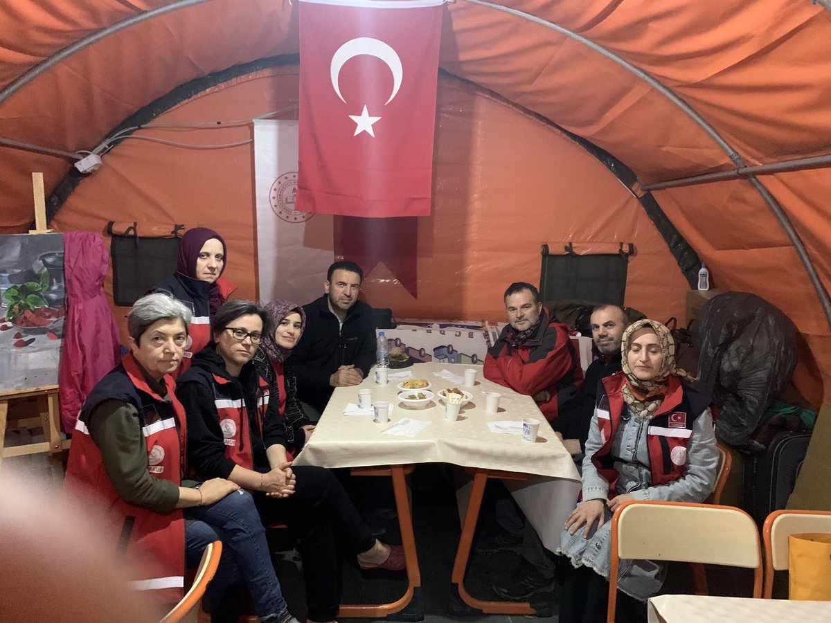 kemalozturk2020's tweet photo. Öğretmenler gördüm #hatay ‘da.
Kimi enkazdan çıkmış gelmiş, kimi gönüllü, kimi görevli ülkenin dört bir yanından.
Bütün dertleri çocukların eğitimi.
Elleri öpülesi öğretmenlere alkış lütfen. 👏
@tcmeb https://t.co/8NzFUndgPs