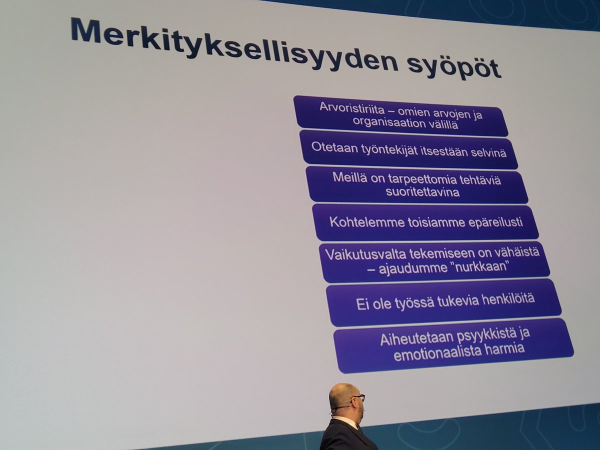 Työntekijä nostaa kytkintä, jos tätä prof Jari Stenvallin listaa lukiessa sisäinen ääni sanoo check, check, check. Fixaa tämä.  #Kevapäivä23 #työelämä #työvoimapula #merkityksellisyys