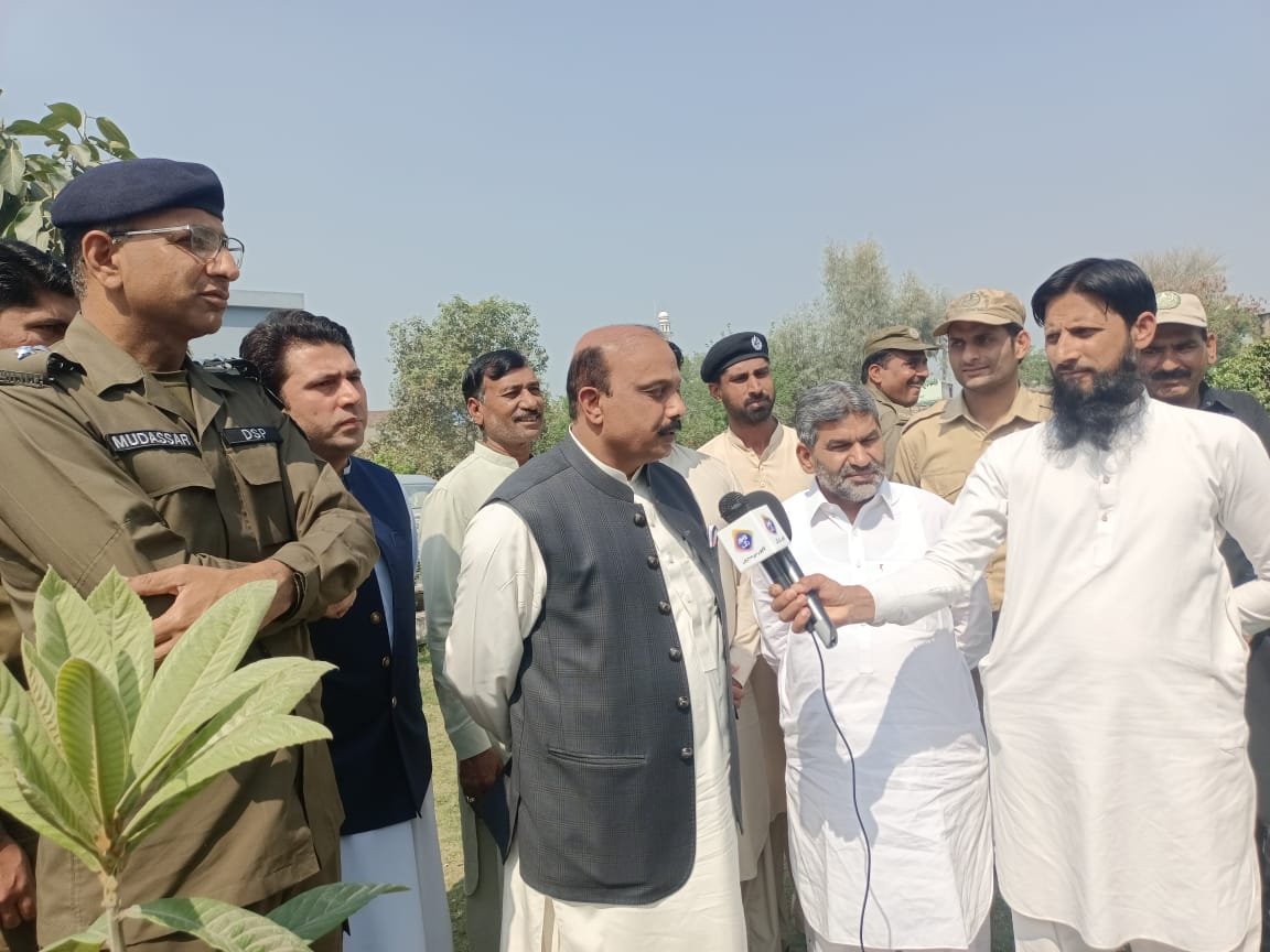 DCGRW's tweet image. On the directions of Deputy Commissioner Gujranwala, Assistant Commissioner along with DSP Noshera Virkan inaugurated #Springplantation drive by planting saplings of indigenous plants AC office.

@CS_Punjab 
@CommissionerGu3 

@ClimateChangePK 
@CleanGreenPK