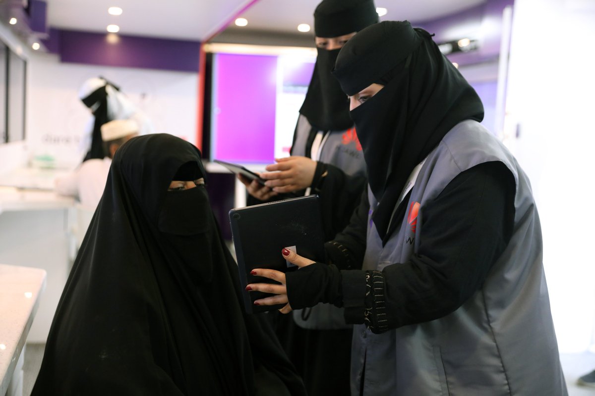 HUAWEI_TECH4ALL's tweet photo. Digital #inclusion for elderly people is on a roll in Saudi Arabia! 🚚

The @stc-Huawei #SmartTruck is providing free  #DigiSkills training - like using digital services &amp; avoiding fraud - in cities around Riyadh

🌐Let's leave no one behind! 🌍 #TECH4ALL https://t.co/CKyfmOadRb