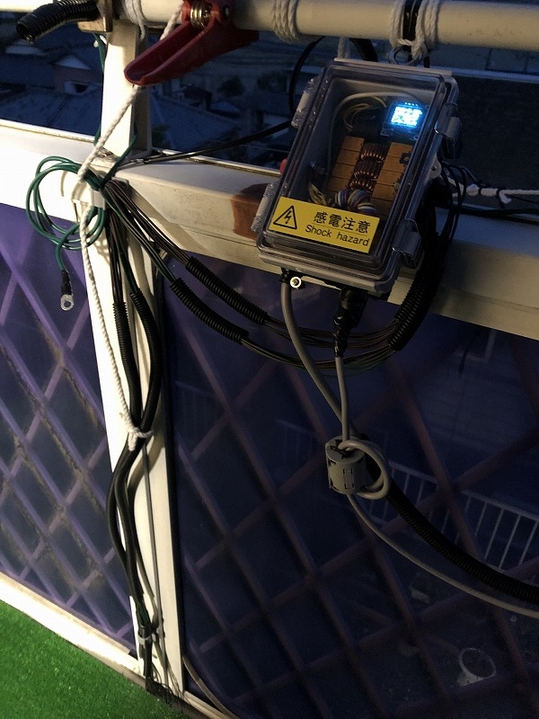 tark_marchen's tweet photo. みなさん、お疲れ様です。帰宅後、アンテナ直下ATU-100のカウンターポイズ試験。0.5mm電線5mを昨夜の倍、16本に増量。各バンドマッチングOK。プラシーボ効果かもしれないけど送受信良好。今夜の雨で変化がないか確認してみます。 #アマチュア無線 #カウンターポイズ #ロングワイヤー #ATU100 https://t.co/fj3kKFHtav