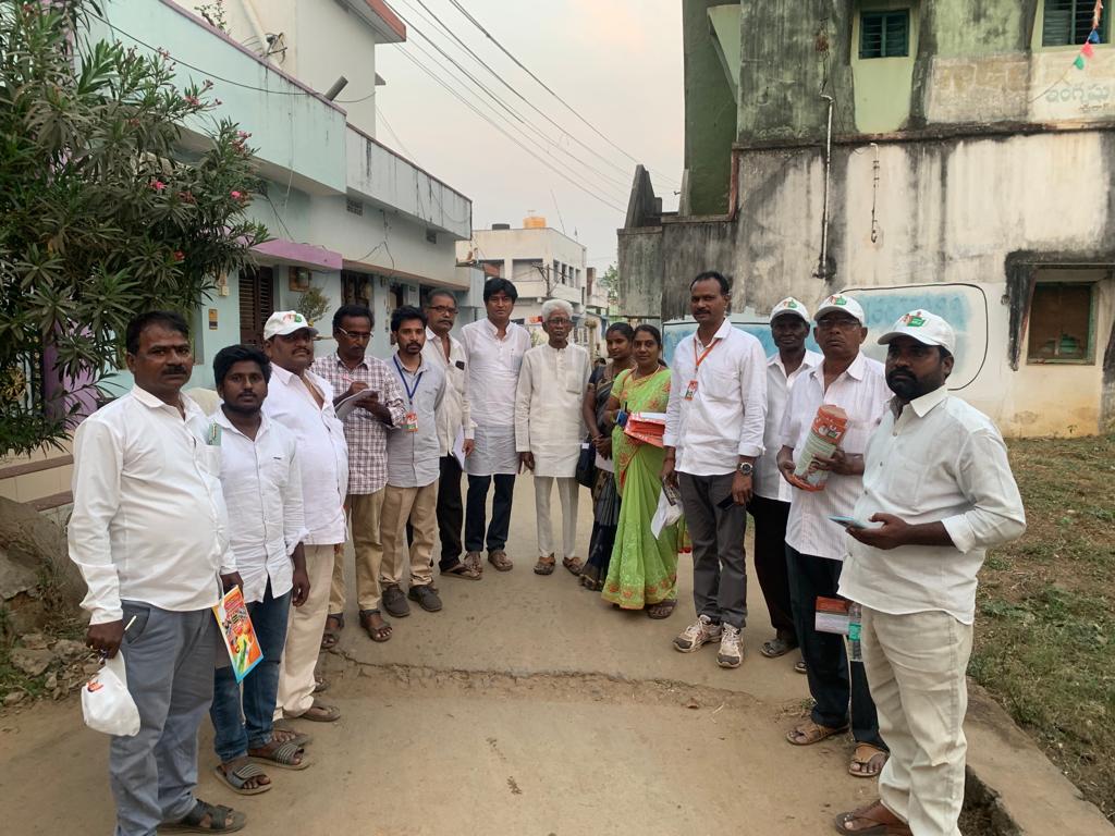 BjpKakinada's tweet photo. నర్సీపట్నం, మార్చి.
ముమ్మరం సాగుతున్న ఉత్తరాంధ్ర పట్టభద్రుల ఎమ్మెల్సీ ఎన్నికలు సందర్భంగా భారతీయ జనతా పార్టీ అభ్యర్ధి పివీయన్ మాధవ్ తరఫున భాజపా శ్రేణులు ఓటర్లను కలసి ఓట్లను అభ్యర్ధించారు. ఈ కార్యక్రమంలో కాకినాడ జిల్లా అధ్యక్షులు చిలుకూరి రామ్ కుమార్ తో సహా తదితరులు పాల్గొన్నారు. https://t.co/6WlEDWj7A5