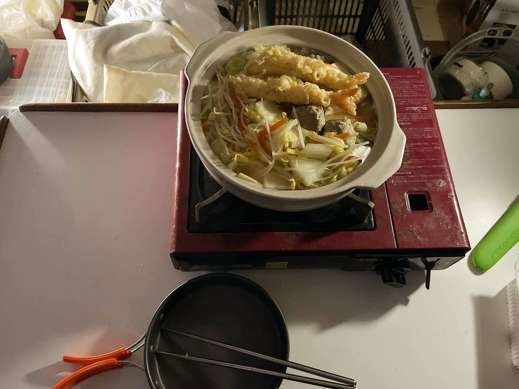 anchor315's tweet photo. 船泊まりで整備　旧艇からスイミングラダーを外すのに一苦労　
お金を節約するためには時間がかかります　夕飯は具沢山うどんすき　ごぼう天がうまい https://t.co/K1xjilTGKU