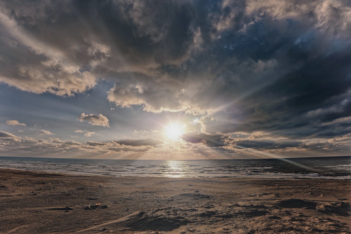 海の風景(*´꒳`*)夕暮れ前の太陽の強い光が砂浜に陰影を作って不思議な光景が目の前に広がっていたにゃあ♪