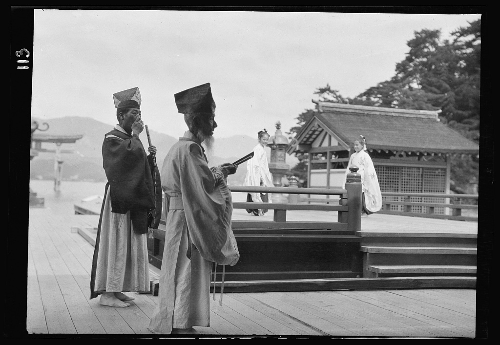 まぁ一般的に今必要か?というのが大事なんだろうけども(^^;
明治時代に撮影されたこれらの写真が現在立派に通用する解像度があるのに、今普通に撮られてる携帯カメラの写真がそれらより劣る解像度レベルで今の日常が克明に記録されて行かない切なさが個人的には…ってだけのお話なんだけども。w 