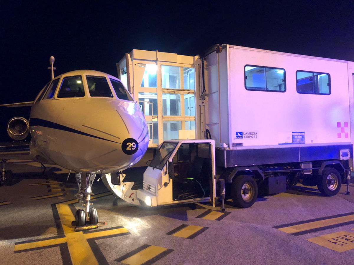 ItalianAirForce's tweet photo. Ieri sera un #TrasportoSanitarioUrgente di una donna di 33 anni in Imminente pericolo di vita che é stata trasportata in volo con un Falcon 50 del 31° Stormo, da Vibo Valentia a Bari. Successivamente é stata affidata alle cure dei sanitari del @polibari2020
 
#AeronauticaMilitare https://t.co/Ofzqrx0kB7