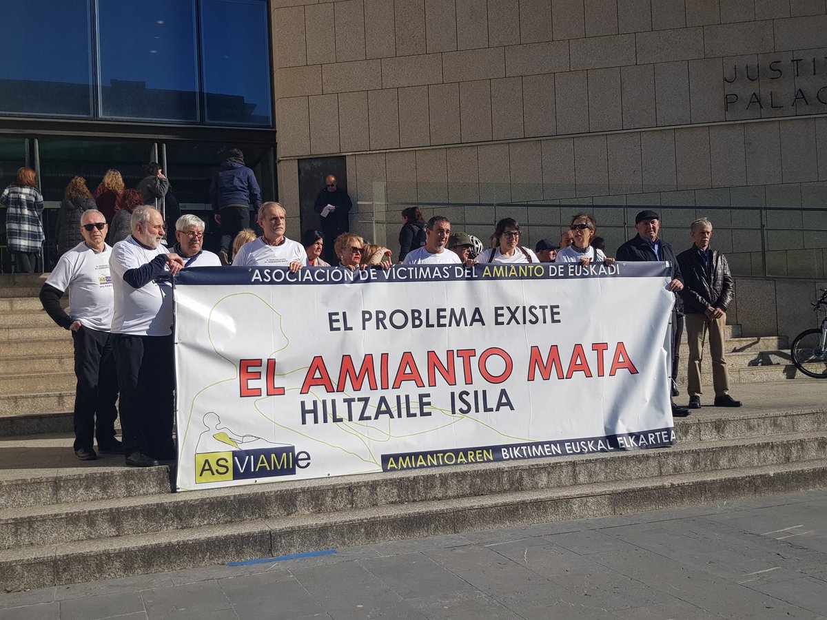 IUDonostia's tweet photo. Hoy en la concentración de #Asviamie frente a los juzgados de #Donostia, en apoyo a la demanda de daños de Juanjo, de 50 años de edad y afectado de Mesotelioma pleural https://t.co/sY3SXH0vPr
